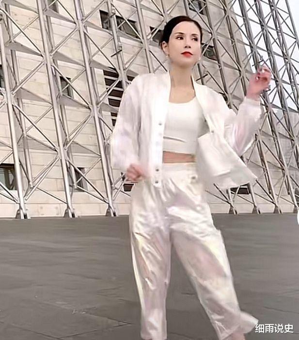肖战|55岁李若彤户外热舞，瘦到手上青筋明显凸出，自嘲手脚不协调