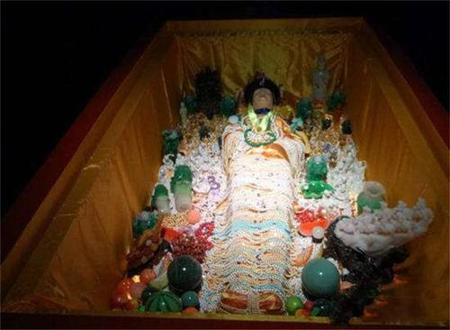 慈禧太后|考古队员清理慈禧棺椁时，刚一开棺，队长就喊道：不准动，快盖棺