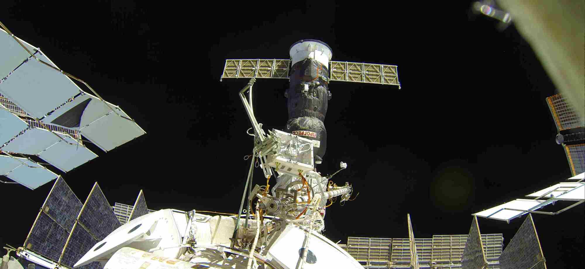 卫星 国际空间站宇航员隔了几天又进行了一次太空行走,效率奇高