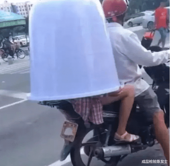 菠菜 “去女老板家上厕所，发现没洞，这怎么用？”网友回复笑趴了...