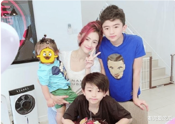 张柏芝|张柏芝带两儿子现身酒店？二儿子谢振南驼背，小儿子衣服抢镜