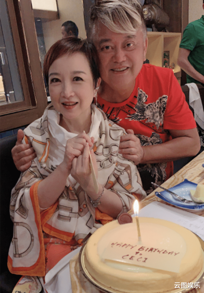 陈百祥|陈百祥携妻庆71岁生日，结婚42年无子女不在意，曾公开自嘲会绝后