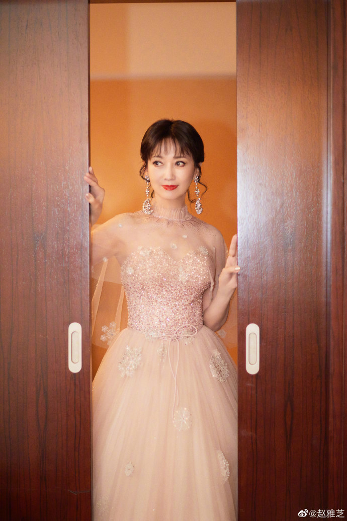 童瑶|赵雅芝分享九宫格写真 一袭粉色星光长裙优雅大气