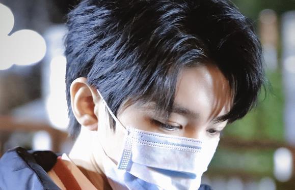 王俊凯|王俊凯扫码外出，用的手机晒新网友三观：差点以为他不到21岁