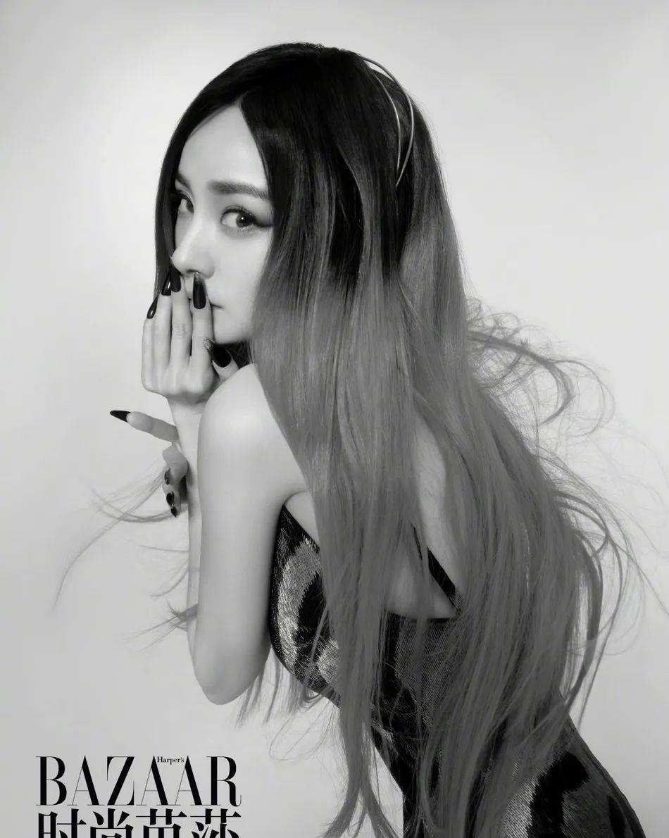 杨幂|杨幂穿黑金长裙变性感虎女！雪肤玉貌太明媚惊艳