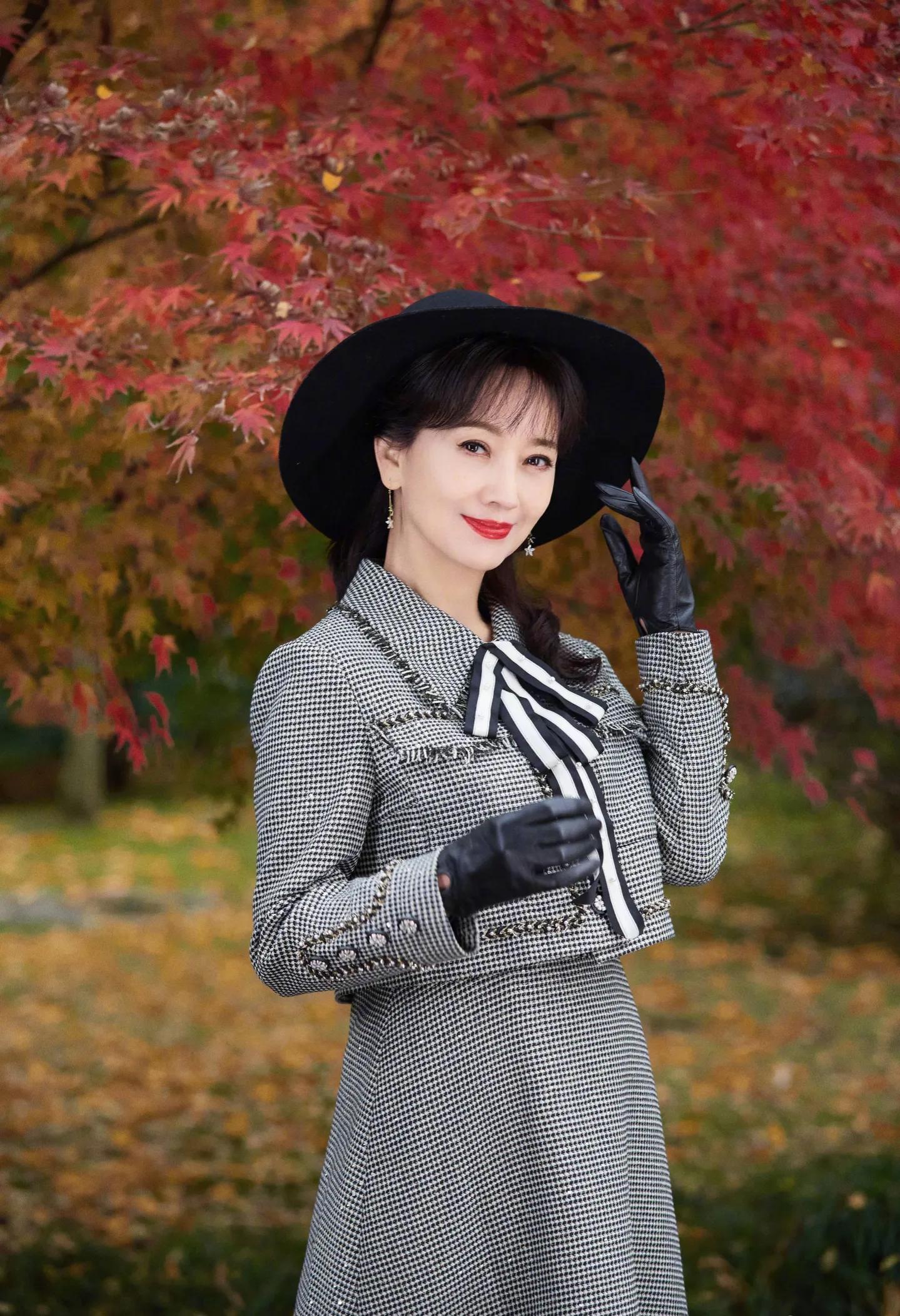 何炅|岁月不败美人，不老女神“白素贞”赵雅芝近况，艳丽依旧，端庄去初