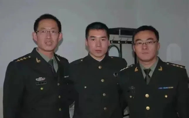 八旬孤寡老人深夜来店,一碗反复烧了3次的面条,藏着90后退伍军人的暖意?