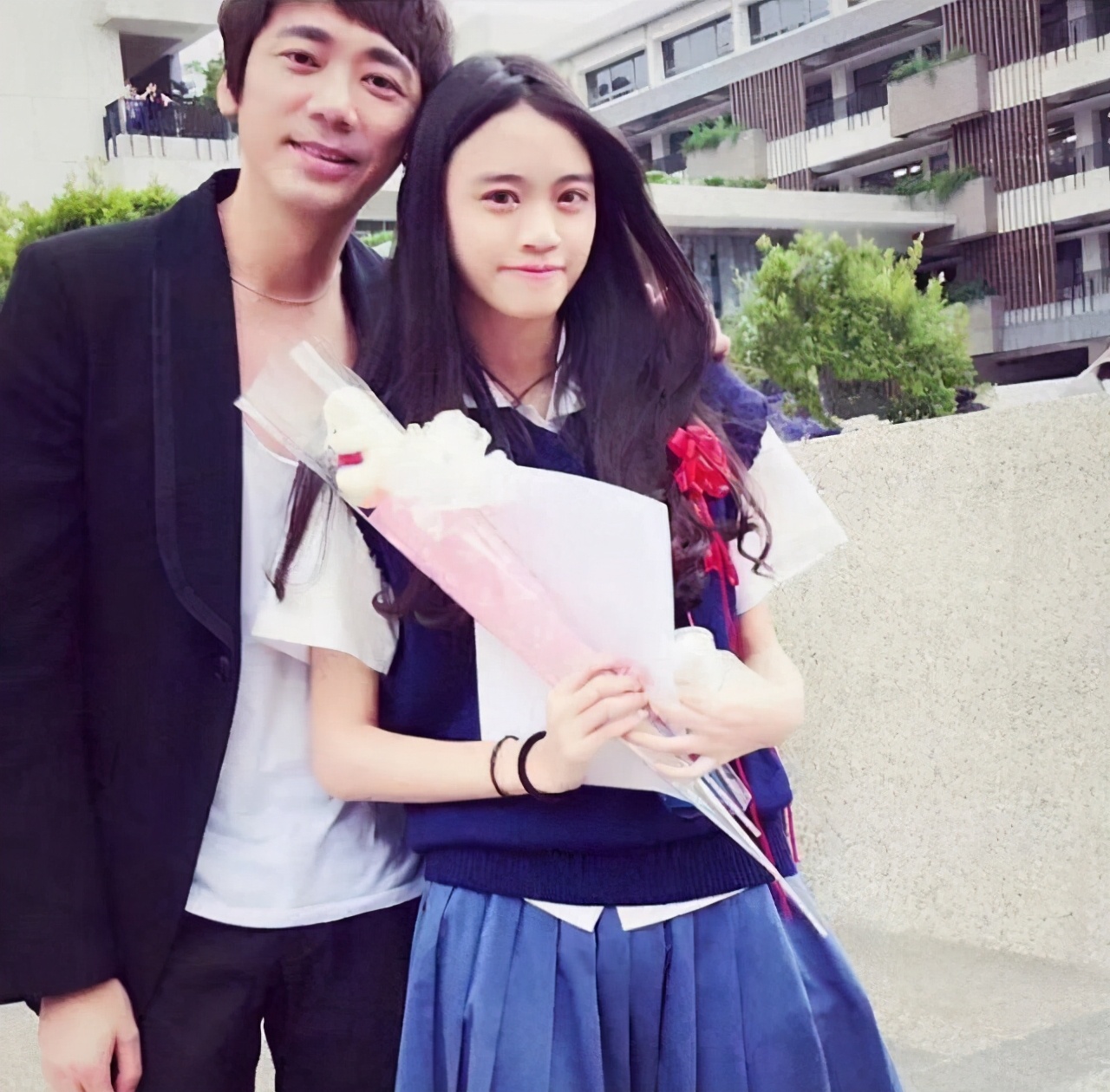 苏见信|花心不改！49岁苏见信与仨辣妹夜嗨，醉成烂泥任由辣妹摆布