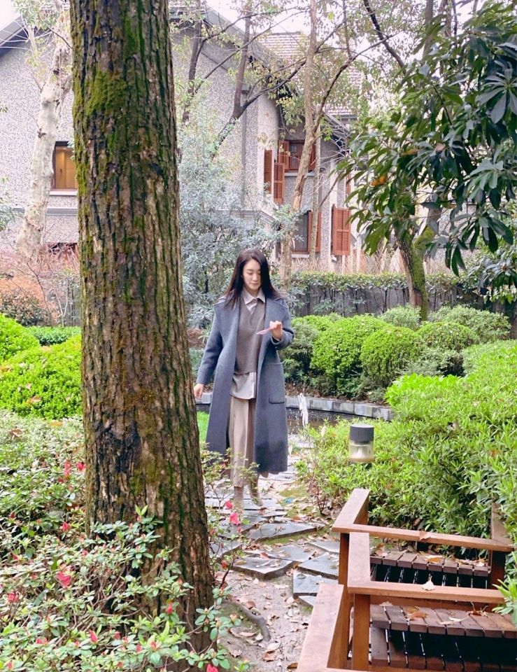 李小冉|李小冉穿液体裙秀“沙漏身材”，孙红雷说和她拍吻戏难受?