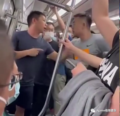 篮球|篮球教练地铁内挑衅斗殴，反被摁倒在地！练体育不是你逞勇斗狠的资本！