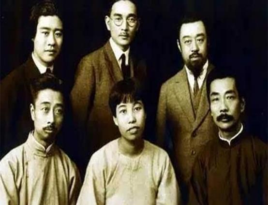 鲁迅兄弟为何反目成仇，因为他偷看了弟媳洗澡吗？看看邻居怎么说