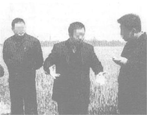 河南一初中女生,在寝室熟睡时被人抱走,2天后在坟地发现血衣