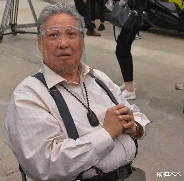 69歲洪金寶身形暴瘦，安居上海親自現身買菜，坐輪椅倆保鏢護航-圖9