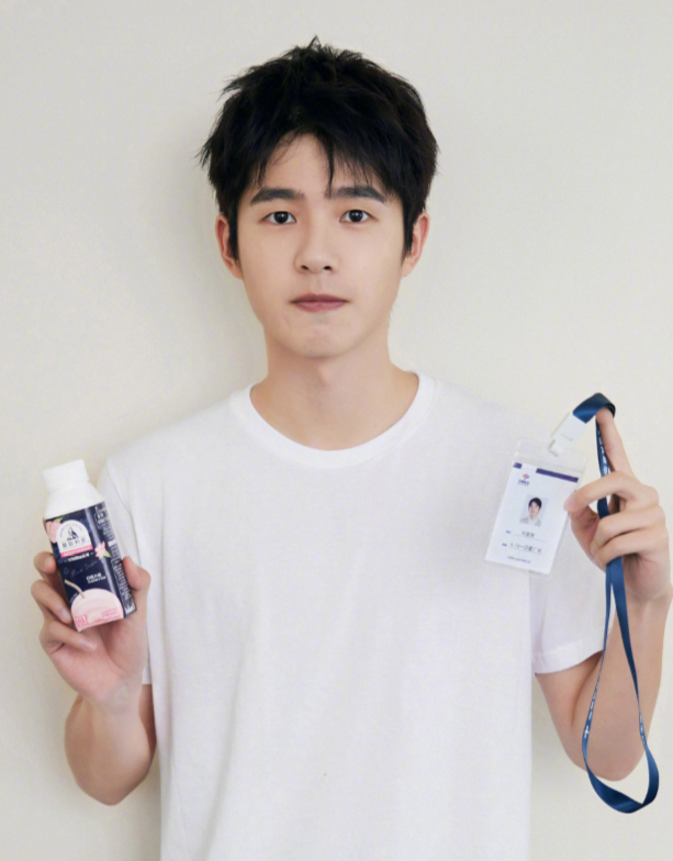 肖战|明星字迹哪家强？井柏然的很工整，肖战的很随意，这位偷练字了？