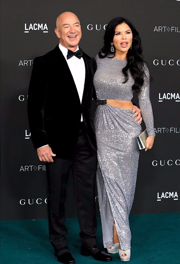 全球时尚风行 世界首富和未婚妻闪耀红毯！未婚妻穿露腰亮片裙太美，身材太赞了