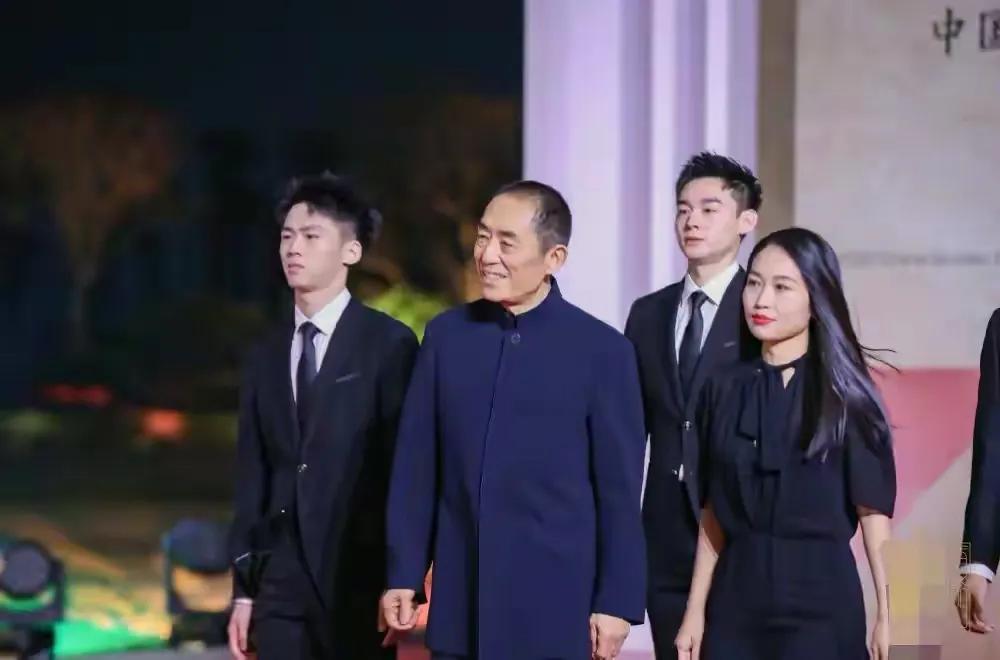楚乔传|张艺谋携长女走红毯！张末目测1米6，穿黑裙端庄大方太为父亲张脸