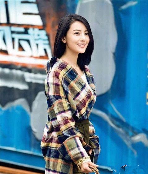 杨紫|高圆圆跟好友自拍，美颜下藏不住老阿姨形象，但扮可爱一点不违和