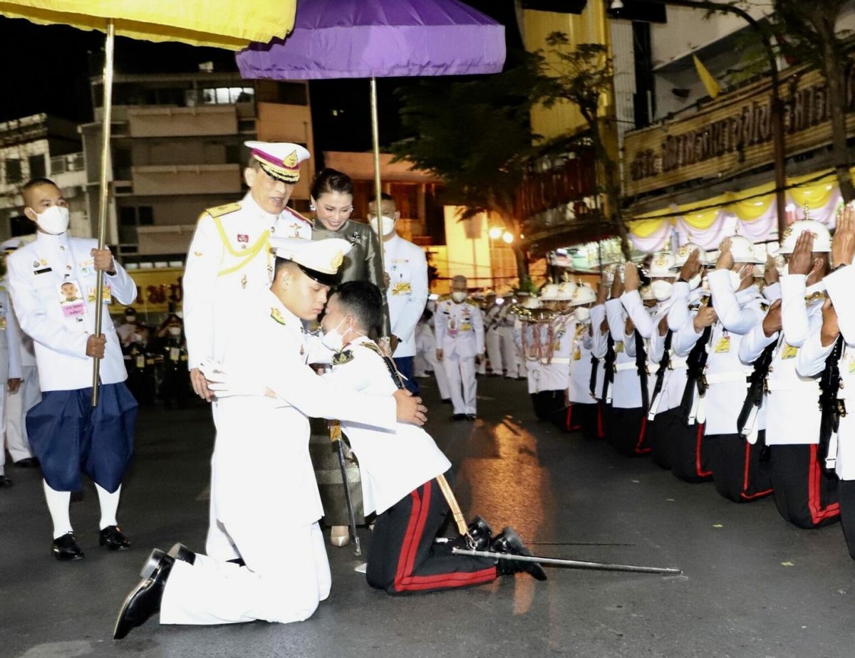 拥抱|太感动了！泰王小儿子双膝跪地与嫡姐拥抱，16岁身高飙1米8贼魁梧