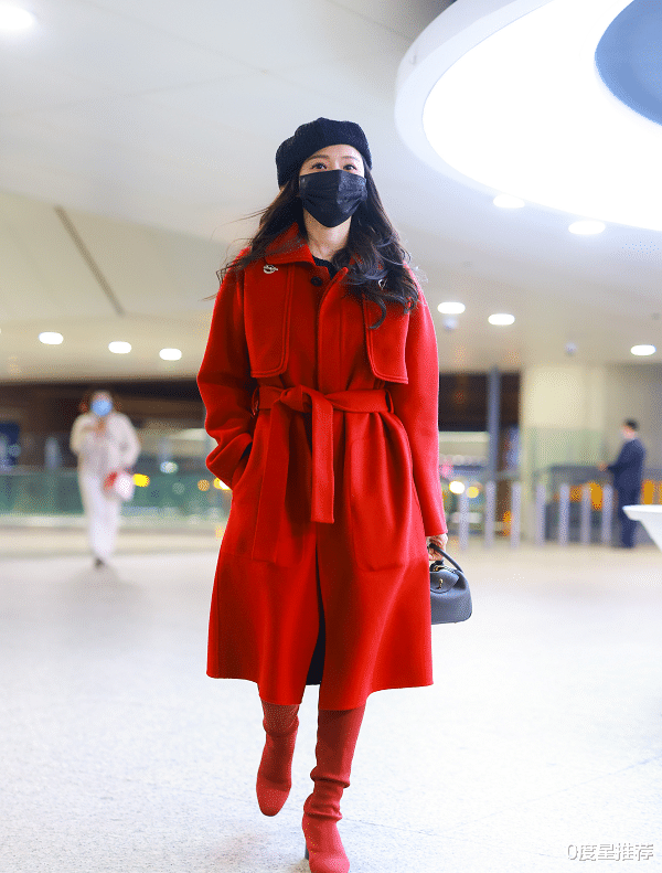 伊能静|真服了53岁伊能静！大冬天“光腿”穿大衣走机场，给00后留条活路