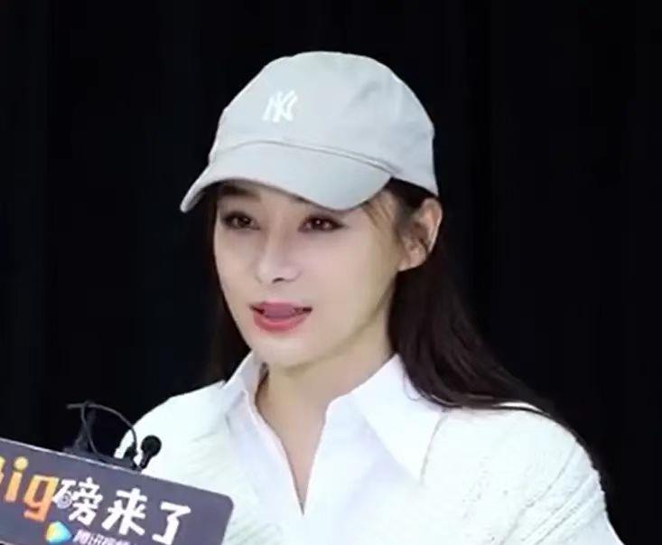 袁姗姗|袁姗姗晒出近照，被网友质疑整容过度，侧面像杨幂正面像姚笛