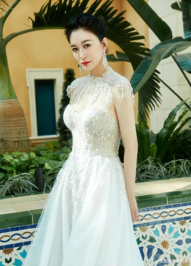 李小冉|44岁李小冉身材不减当年，知性又不失甜美，网友：是吃了防腐剂吗