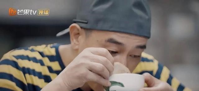 陈小春|真没想到，54岁的陈小春，会被一碗鱼头豆腐汤感动