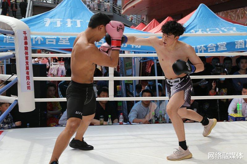网络融媒体 平凉市第一届综合格斗邀请赛精彩开赛 高手过招扣人心弦