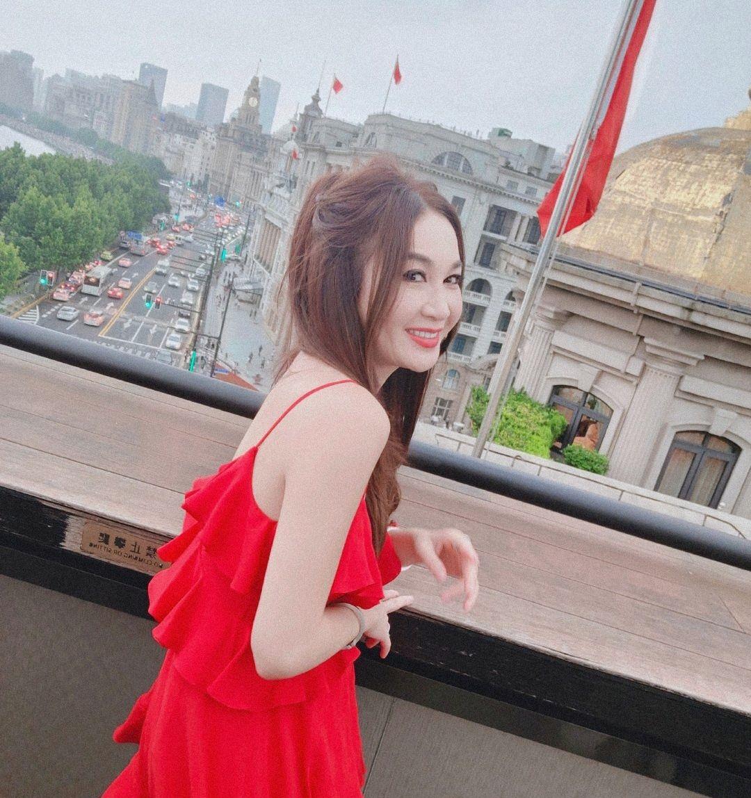 |温碧霞晒出豪宅内骑马的照片,房子内部装修奢华,院子里布满绿植