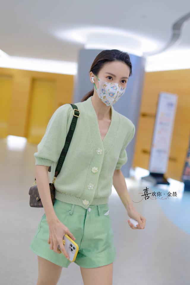 赵丽颖|必备单品！热巴的贝雷帽，赵丽颖的针织衫，吴宣仪的牛仔外套 。