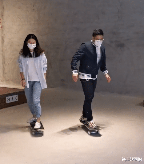 郭晶晶|郭晶晶街头帮霍启刚宣传，扎一元的头绳，热情与小朋友打招呼