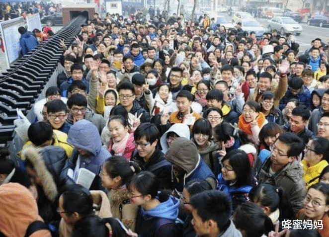 蜂蜜妈妈|有一种“新式啃老”叫毕业生考试，90后沉迷于此，家长还引以为傲