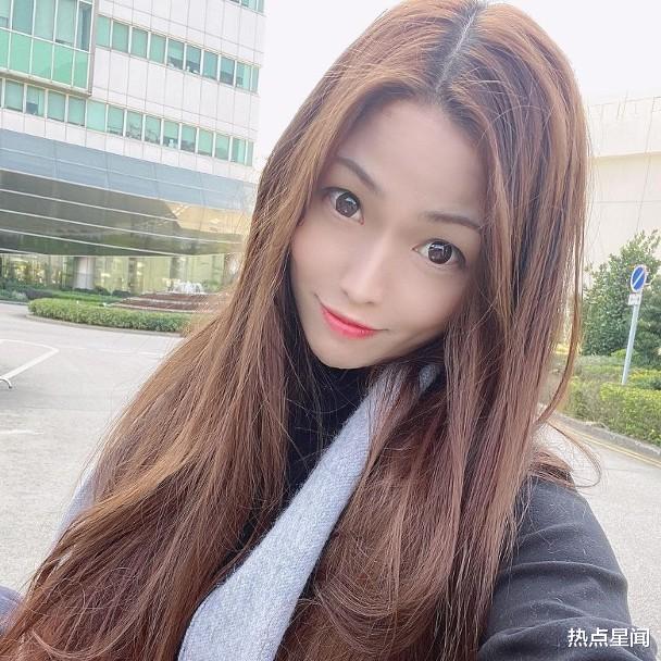 何美钿|“皇帝专业户”李龙基爷孙恋妻子曝光，相差近40岁，颜值不输明星