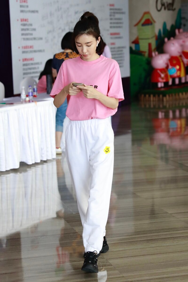 大表姐的时尚圈|王丽坤点子真多,衬衫也能“改成吊带”来穿,配马丁靴不嫌热