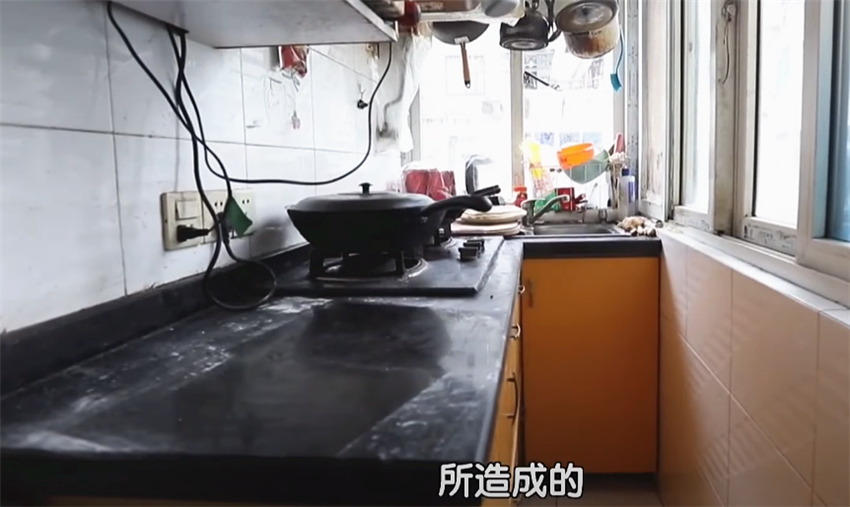 设计师|主妇囤物上瘾！50㎡家堆满杂物，吊顶塞满卫生纸，家人苦不堪言