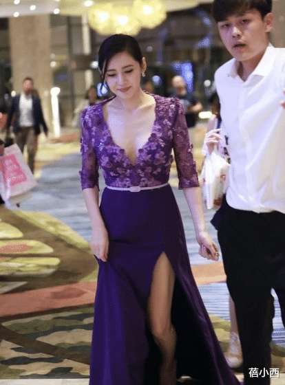 蓓小西|中国媳妇秋瓷炫尺度放开了，一袭紫色裙上深V下开叉，真不怕走光