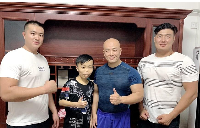 散打哥|网红“外星人”再次开播，怒斥天道的媳妇米菲，散打哥评论附和