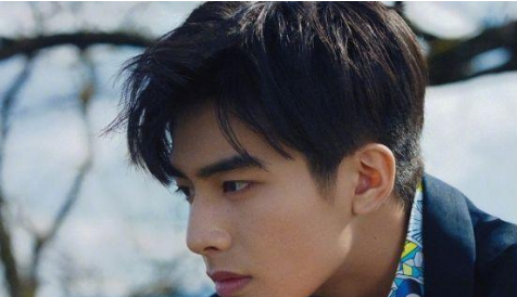 御姐|之前看到，宋威龙一组白衣服的照片，就觉得这个男生太帅了