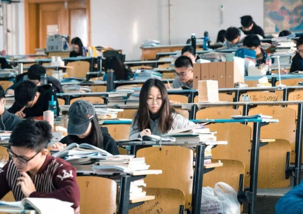 安妈育儿日|我举报同学逃课，导致他被取消保研资格，全班为啥都要孤立我？