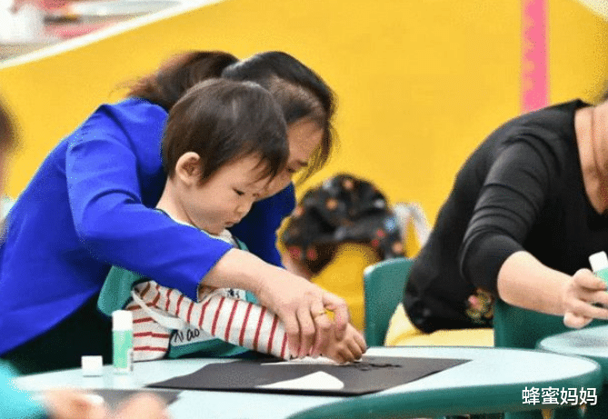 蜂蜜妈妈|不愧是新东方!双减政策落地后,转型开始“培训父母”,你咋看?