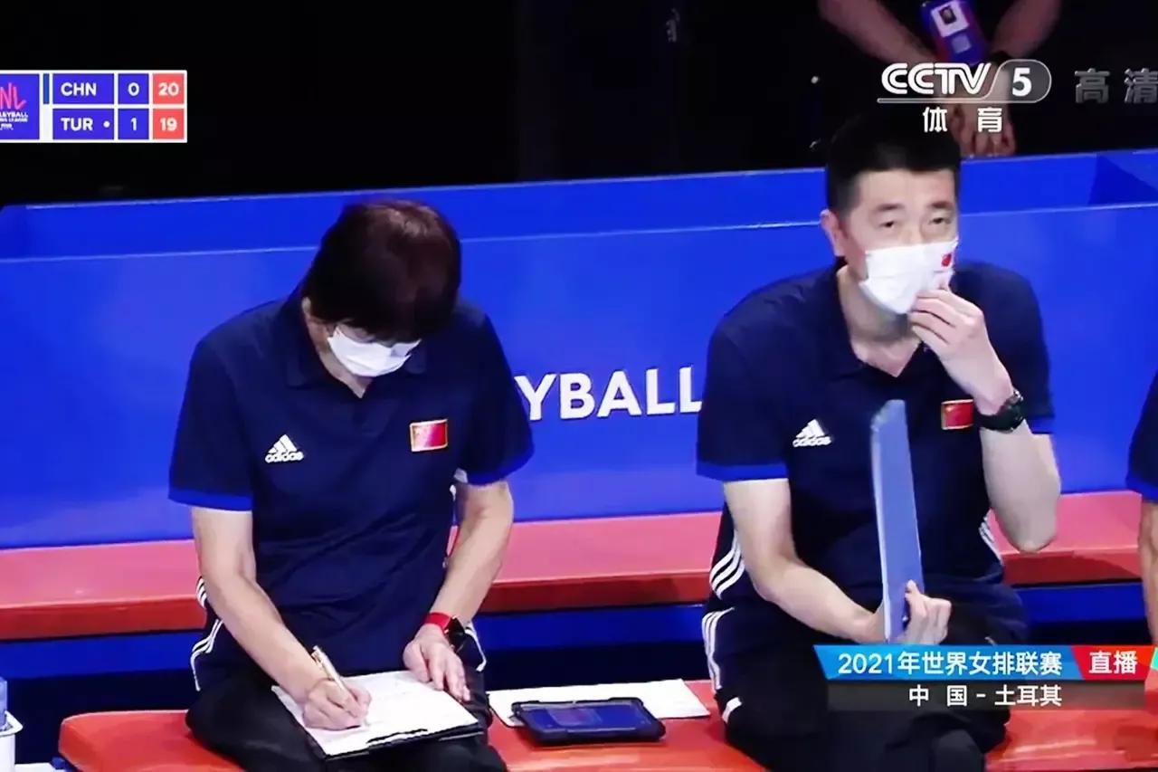 安家杰|暫停時間時，注意看安家杰的一些小動作，球迷：動手動腳太惡心