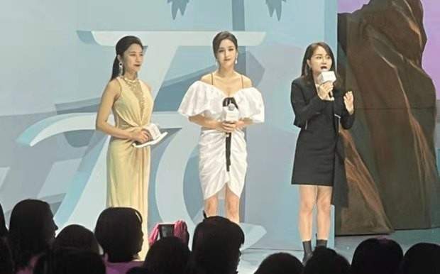 欧阳奋强|佟丽娅离婚后出席活动！穿抹胸裙秀白皙香肩，红唇妩媚姿势撩人