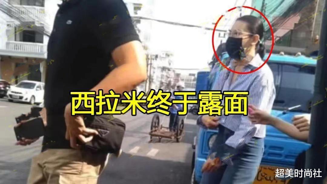 西拉米|50岁西拉米已还俗！穿蓝衬衫高调现身街头，头发蓄长能扎小辫了