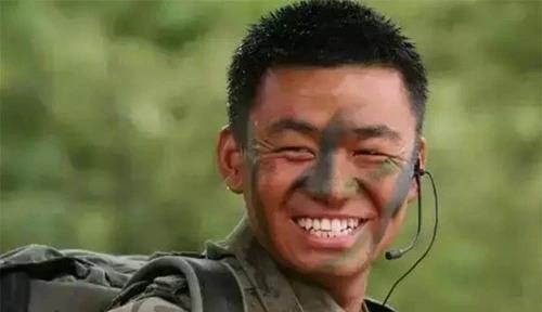 新白娘子传奇|士兵突击主演罕见合影：王宝强站C位张国强身边，演员近况大不同