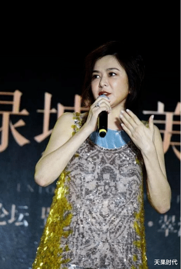 天果时代|关之琳老了也招摇，穿亮片吊带配短裤，时髦洋气又抢眼