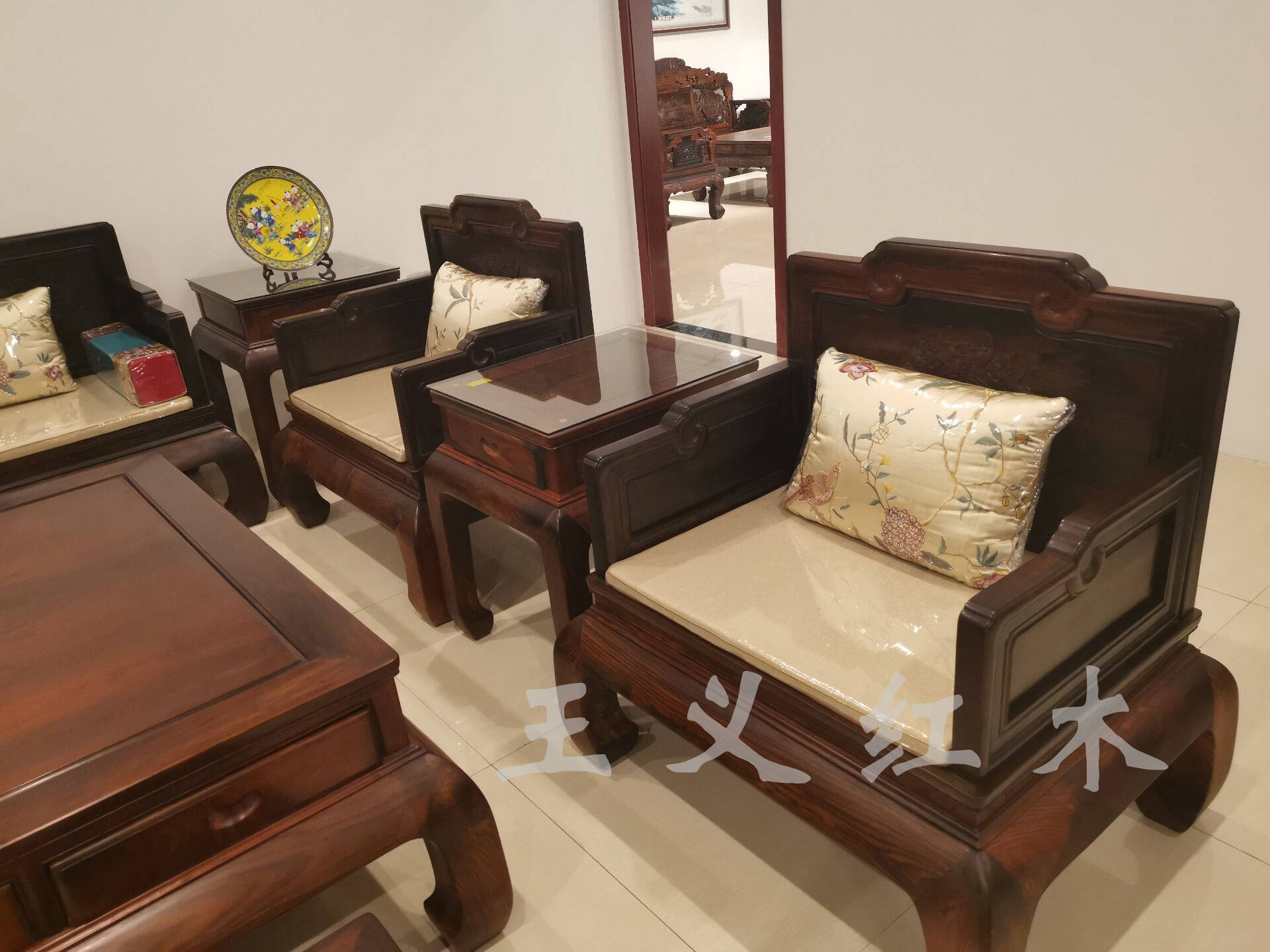 小王话红木|一套大红酸枝独板沙发，人们看了都说太美了
