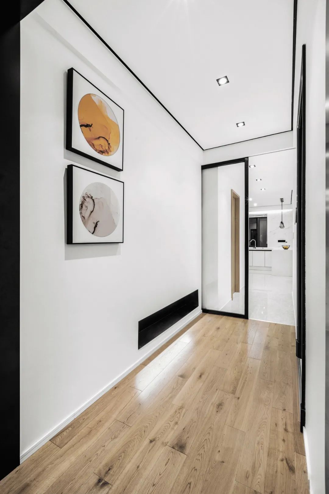 老年小妙招|别发愁!学会他家「黑白配」,鸡肋空间变身展示台+收纳区