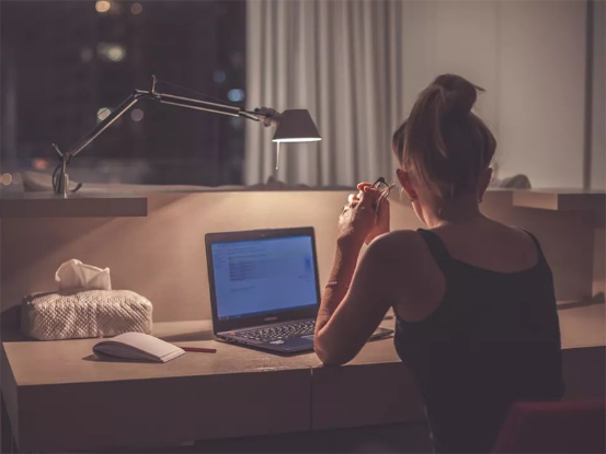 格格巫育儿|为什么其他人熬夜工作等都会猝死，从来没听过妈妈熬夜带娃猝死？