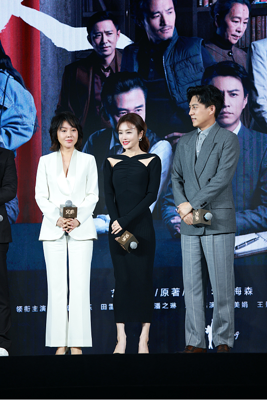 秦岚|42岁的秦岚也到了阿姨辈，可身材还像少女似的，穿黑裙曲线太美了