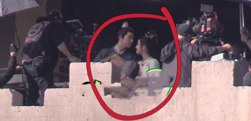 周星驰|古力娜扎新戏演“妈妈”，看孩子一脸宠溺，和男主演吻戏好娇羞