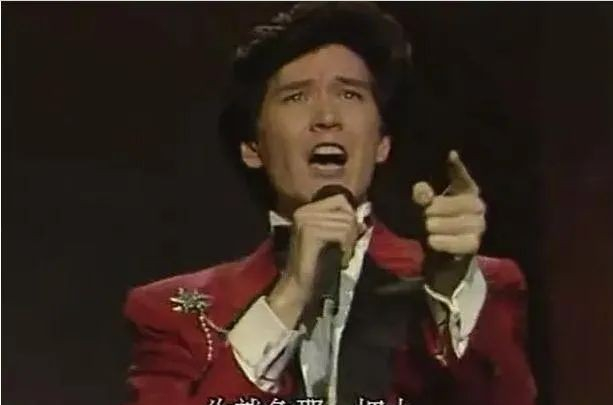 费翔|1982年,22岁的费翔和21岁的叶倩文跪在费翔母亲面前,费翔母亲坚决不同意